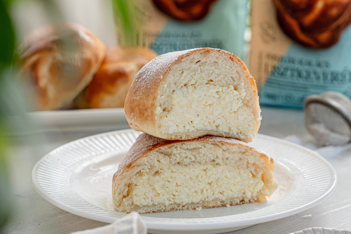 Túrós táska with soft kalács dough