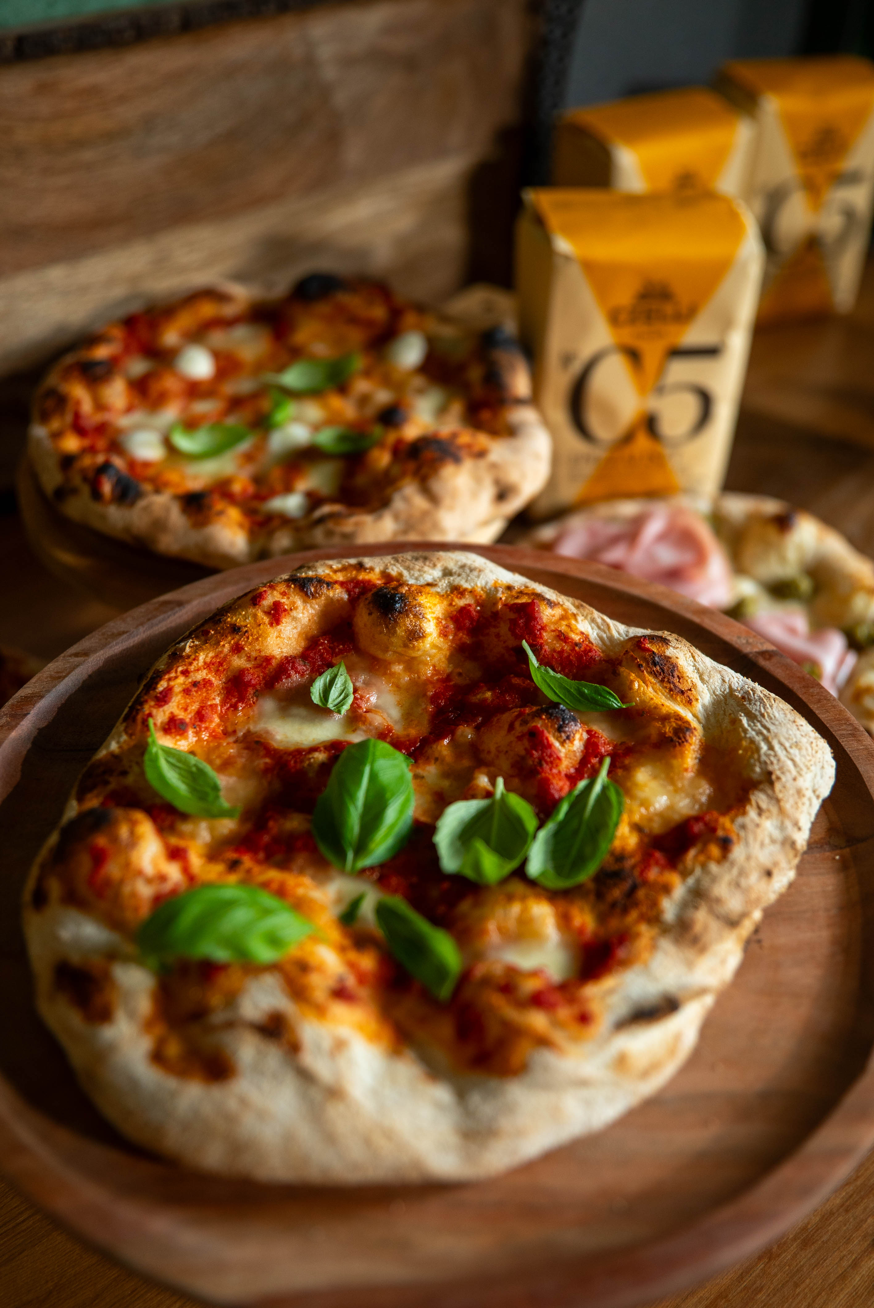 Frissen sült pizza ropogós, levegős peremmel